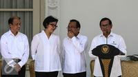 Seskab Pramono Anung memberikan keterangan saat pengumuman pergantian menteri Kabinet Kerja di Istana Negara, Jakarta, Rabu (27/7). Ada 9 nama baru yang masuk ke dalam Kabinet Kerja dan 4 menteri yang digeser posisinya. (Liputan6.com/Faizal Fanani)