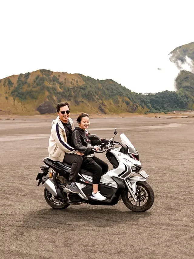 FOTO: Gaya Gritte Agatha Liburan di Bromo, Mesra Bareng Kekasih