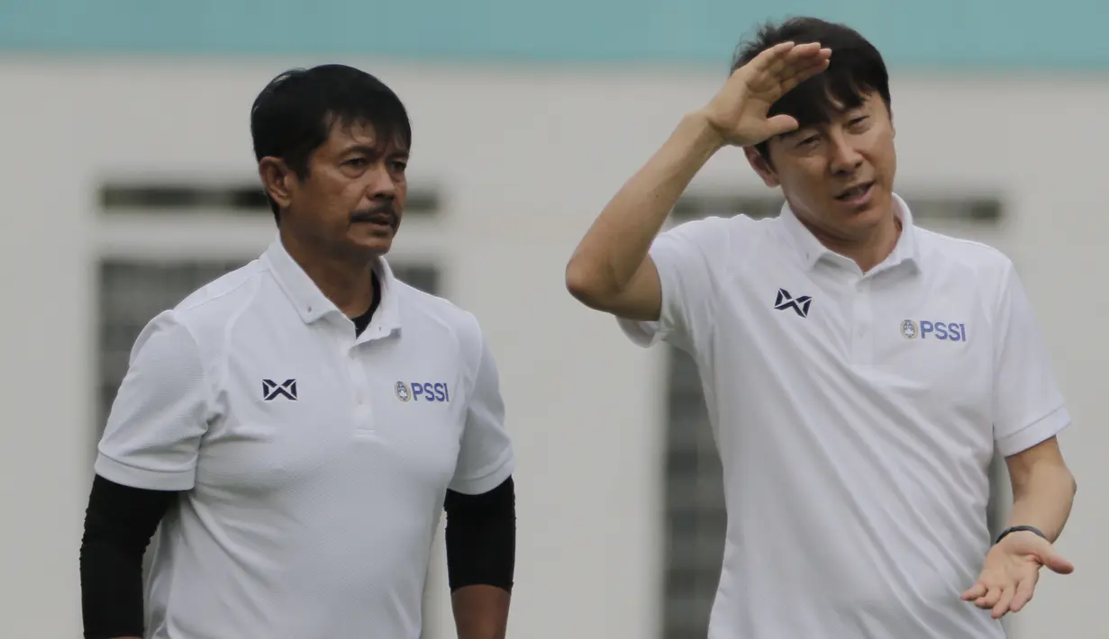 Manajer pelatih Timnas Indonesia, Shin Tae-yong, didampingi Indra Sjafri, saat sesi latihan di Stadion Wibawa Mukti, Cikarang, Senin (13/1/2020). Sebanyak 51 pemain mengikuti seleksi untuk memperkuat skuat utama Timnas Indonesia U-19. (Bola.com/M Iqbal Ichsan)