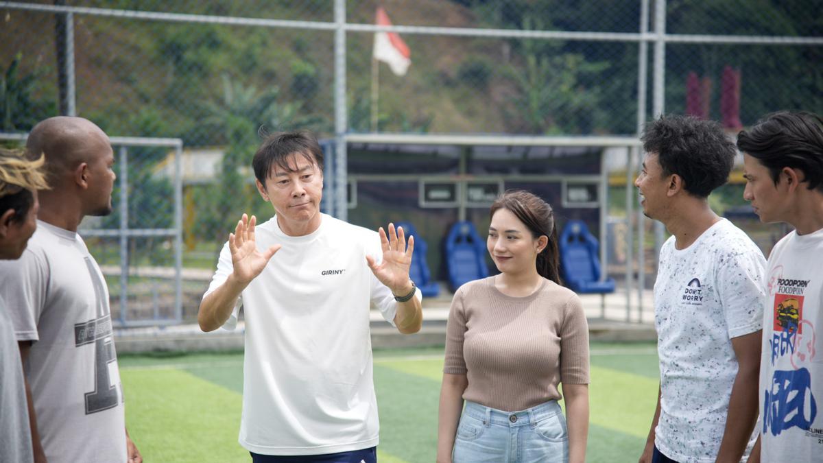 Aneka Aksi Shin Tae-yong Bersama Berlliana Lovell dan Aktor-Aktor Ghost Soccer: Bola Mati : Mirip Jadi Komando Timnas Indonesia ?