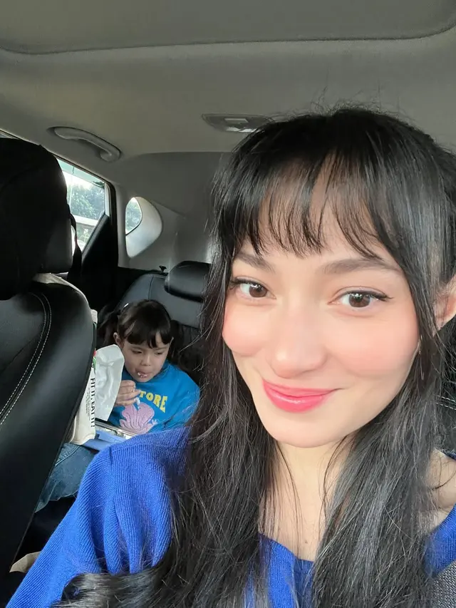 6 Gaya Rambut Asmirandah dengan Poni, Memesona di Usia 35 Tahun