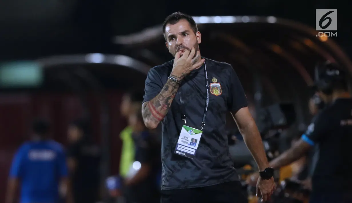 Pelatih Bhayangkara FC, Simon Mc Menemy memberi arahan pada pemainnya saat melawan Mitra Kukar dilanjutan Go-Jek Liga 1 Indonesia 2018 bersama Bukalapak di Stadion PTIK Jakarta, Kamis (17/5). Bhayangkara FC unggul 1-0. (Liputan6.com/Helmi Fithriansyah)
