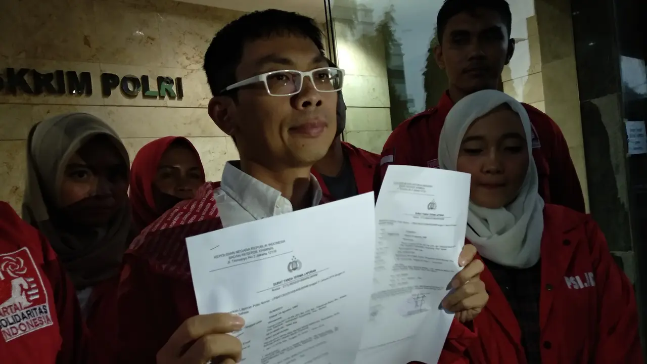Ketua DPP PSI Sumardy melaporkan pemasangan spanduk terkait LGBT yang mengatasnamakan PSI. (Merdeka.com/Ahda Bayhaqi)
