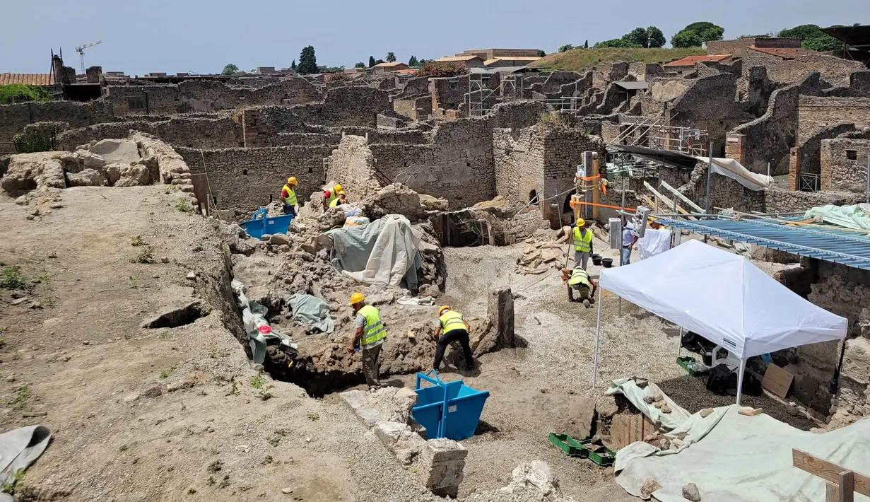 Lukisan dinding itu ditemukan di aula sebuah rumah di sebelah toko roti selama penggalian baru-baru ini di situs di Italia selatan. (Handout / Parco Archeologico di Pompei press office / AFP)