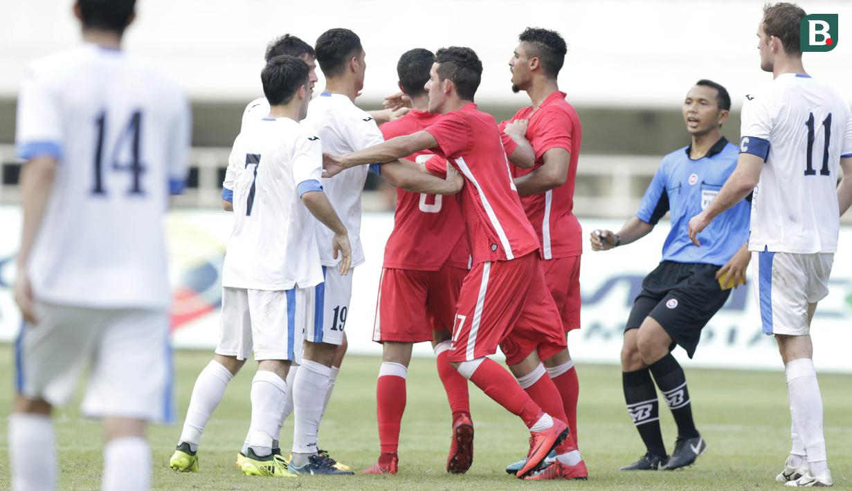 Pemain Uzbekistan bersitegang dengan pemain Bahrain pada laga PSSI Anniversary Cup 2018 di Stadion Pakansari, Senin (30/4/2018). Babak pertama  Uzbekistan 1-1 dengan Bahrain.  (Bola.com/M Iqbal Ichsan)