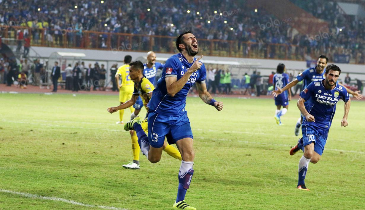 Pemain Persib Bandung, Vujovic merayakan gol saat melawan pemain Persiba Balikpapan pada lanjutan Torabika SC 2016  di Stadion Wibawa Mukti, Cikarang, Sabtu (1/10/2016). (Bola.com/Nicklas Hanoatubun)