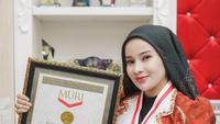 Influencer Ayu Widyaningrum Raih 2 Rekor MURI Setelah Kumpulkan 237 Penghargaan Sejak 2018