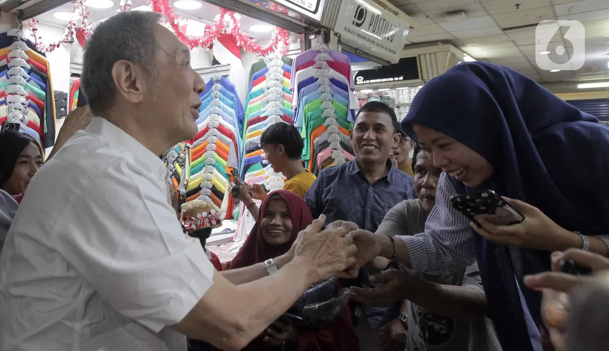 Hamka mengunjungi sejumlah toko untuk belanja berbagai macam pakaian, termasuk aksesoris. (Liputan6.com/Herman Zakharia)