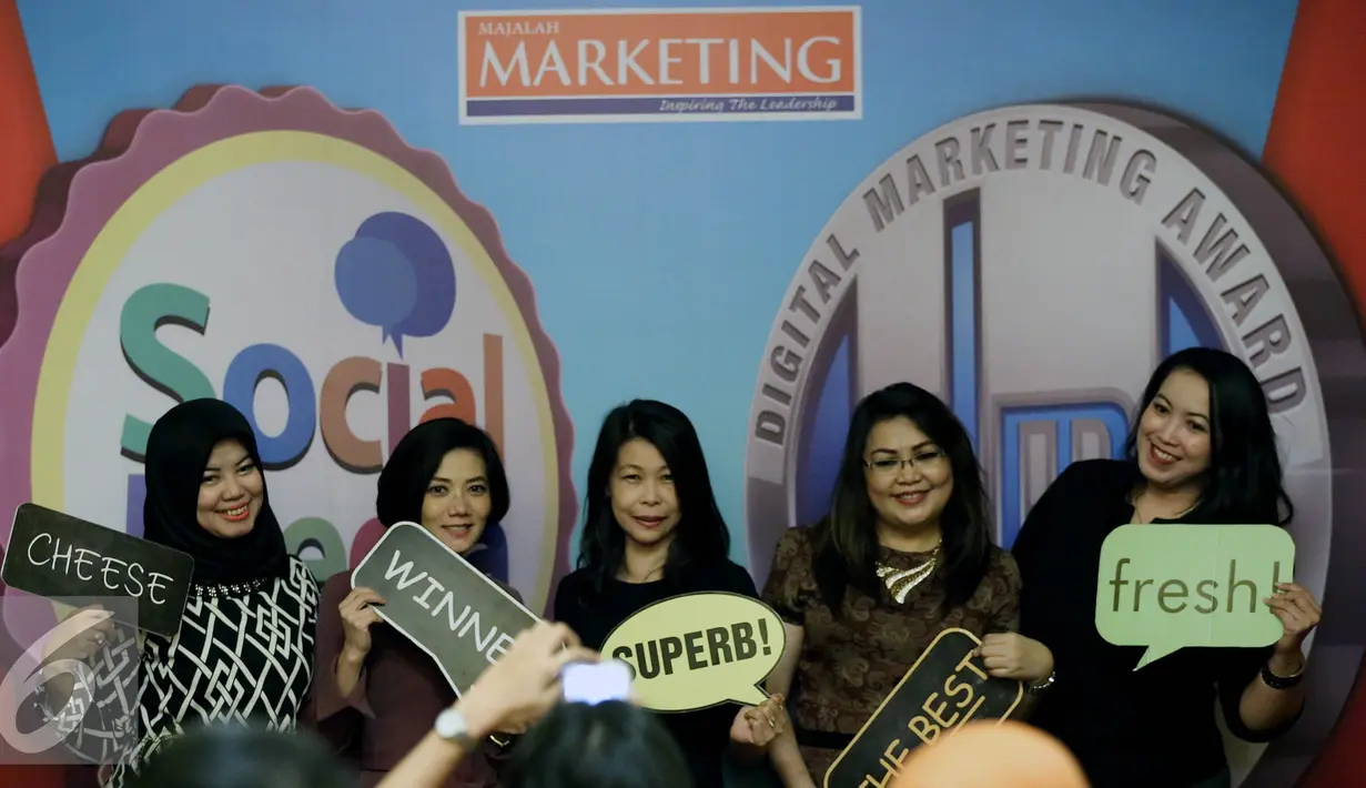 Sejumlah tamu undangan melakukan sesi foto both dalam acara Penganugerahan Social Media dan Digital Marketing Awards 2016, di Hotel Mulia, Jakarta, selasa malam (19/10). (Liputan6.com/Johan Tallo)