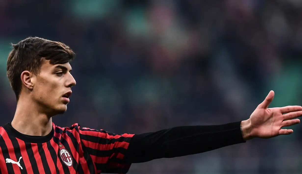 2. Daniel Maldini - Berbeda dengan sang ayah, Paulo Maldini, yang dikenal sebagai bek tangguh era 90an, dirinya justru bermain sebagai gelandang serang. Musim ini cucu dari Cesare Maldini tersebut berhasil debut di Serie A Italia saat melawan Hellas Verona. (AFP/Miguel Medina)