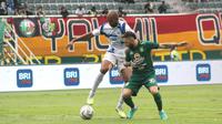 Bek PSIS Semarang, Lucao (putih) mencoba merebut bola dari penguasaan winger Persebaya Surabaya, Robson Duarte dalam laga lanjutan BRI Liga 1 2023/2024, Selasa (30/1/2024) di Stadion Gelora Bung Tomo, Surabaya. (Bola.com/Aditya Wany)