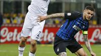 Pemain Inter Milan, Mauro Icardi (kanan) berebut bola dengan pemain Cagliari, Artur Ionita pada lanjutan Serie A di San Siro stadium, Milan, (17/4/2018). Inter menang 4-0. (AP/Antonio Calanni)