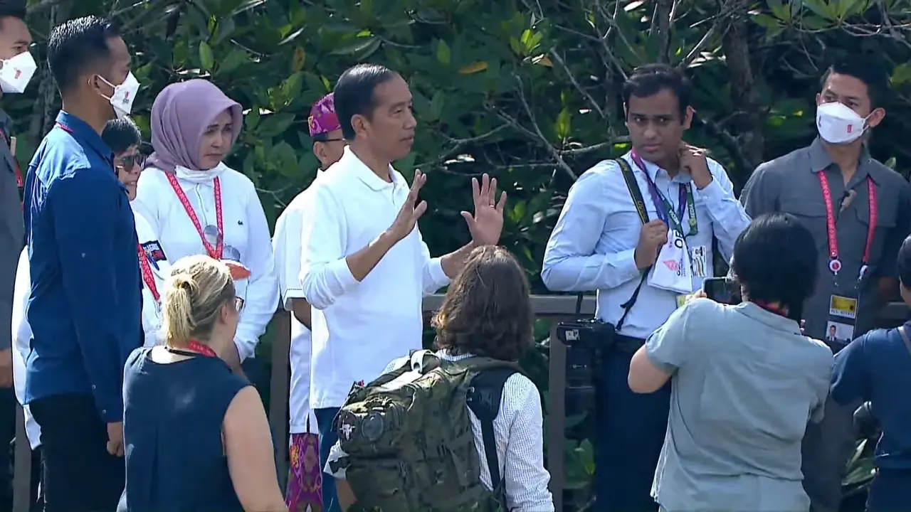 Presiden Joko Widodo (Jokowi) mengajak Delegasi Konferensi Tingkat Tinggi G20 (KTT G20) ke Taman Hutan Raya Mangrove Ngurah Rai Bali, Rabu (16/11/2022).