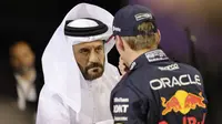 Presiden FIA Mohammed bin Sulayem (kiri) berbicara dengan pembalap Red Bull Racing asal Belanda. Max Verstappen usai sesi kualifikasi Grand Prix F1 Bahrain di Sirkuit Internasional Bahrain di Sakhir pada 1 Maret 2024. (Giuseppe CACACE / AFP)