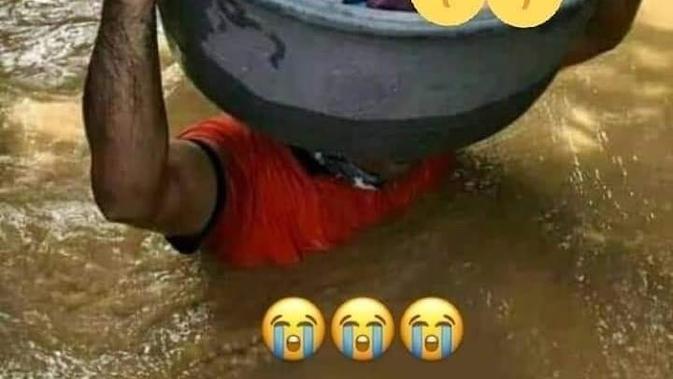 Potret Perjuangan Orang Tua Evakuasi Anaknya Saat Banjir, Bikin Haru. (Sumber: Twitter/giewahyudi)