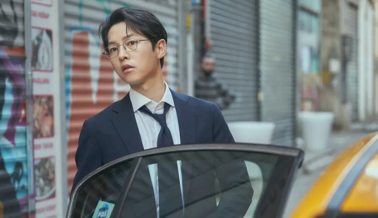 Pertama ada Yoon Hyun Woo, sekretaris setia keluarga chaebol dan anggota Future Assets Group. Dia ditugaskan menyembunyikan banyak skandal keluarga Grup Soonyang dan jauh dari mata publik. (Foto: Soompi)