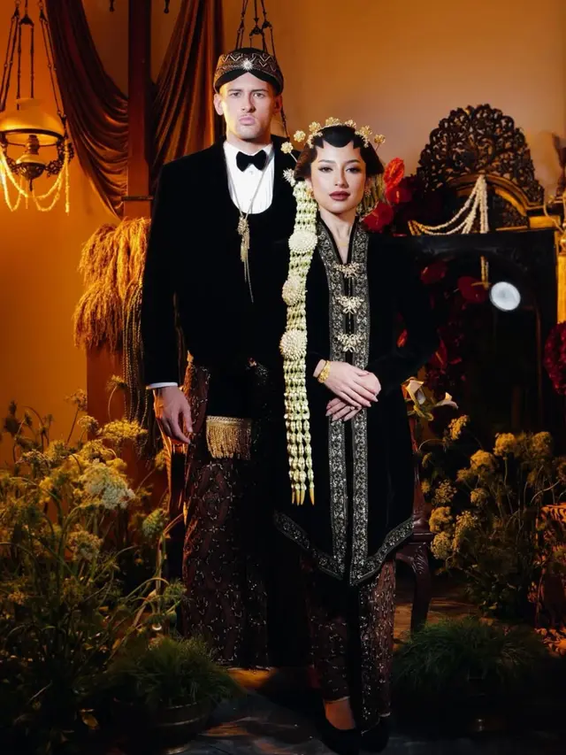 Jennifer Coppen Bersama Justin Hubners saat Potret Prewedding Adat Jawa. [@jennifercoppenreal20]