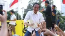 Capres nomor urut 01 Joko Widodo menyapa pendukungnya usai menghadiri Deklarasi Alumni UI untuk Jokowi-Amin di Plaza Tenggara GBK, Jakarta, Sabtu (12/1). Deklarasi dihadiri perwakilan alumni dari berbagai kampus. (Liputan6.com/Helmi Fithriansyah)