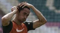 Pemain Timnas Indonesia, Gavin Kwan, merapihkan rambut saat latihan di Stadion Wibawa Mukti, Jawa Barat, Selasa (6/11). Latihan ini merupakan persiapan jelang Piala AFF 2018. (Bola.com/Vitalis Yogi Trisna)