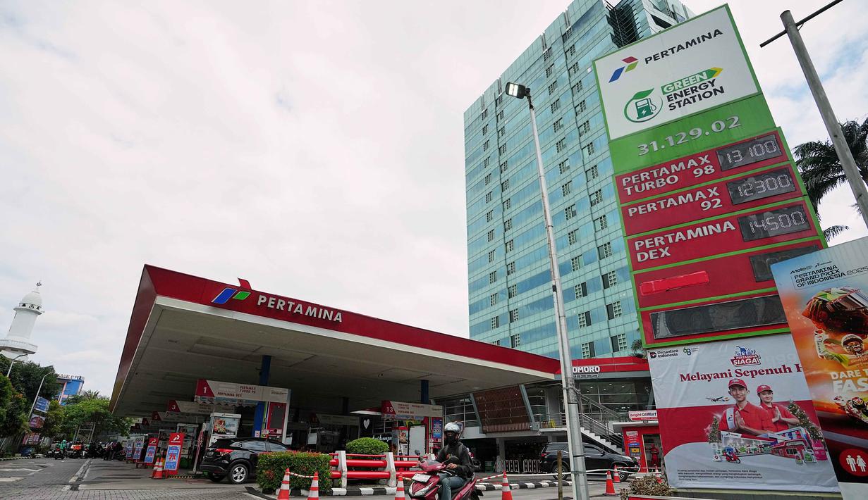 Seorang pengendara mobil melintas di depan sebuah Stasiun Pengisian Bahan Bakar Umum (SPBU) yang menampilkan harga bahan bakar di Jakarta, Selasa 3 Maret 2026. Pecahnya perang Iran-Israel di Timur Tengah diprediksi bakal membuat harga minyak dunia memanas sehingga bisa menekan Indonesia. (AP Photo/Achmad Ibrahim)