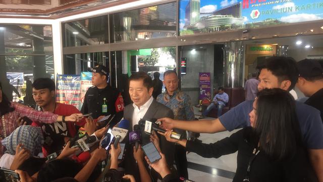 Ketua Umum Partai Persatuan Pembangunan (PPP) Suharso Monoarfa menjenguk Presien RI ke-3 BJ Habibie di RSPAD Gatot Subroto, Jakarta. (Liputan6.com/Muhammad Radityo Priyasmoro)