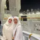 Keduanya tampil kompak saat berada di Masjidil Haram, Mekah, dengan Ka’bah megah sebagai latar belakang. Dalam potret tersebut, Rossa dan Melly sama-sama memilih busana serba putih, warna yang identik dengan kesucian dan ketulusan dalam beribadah. [@itsrossa910].