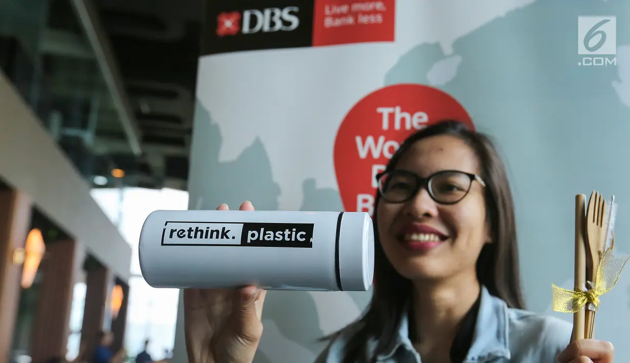 Model menunjukkan rethink plastic pada kampanye Recycle more, Waste less, di Jakarta, Rabu (26/6/2019). Bank DBS Indonesia mengajak masyarakat peduli lingkungan melalui kampanye tersebut yang merupakan perpanjangan dari misi perusahaan Live more, Bank less. (Liputan6.com/Fery Pradolo)