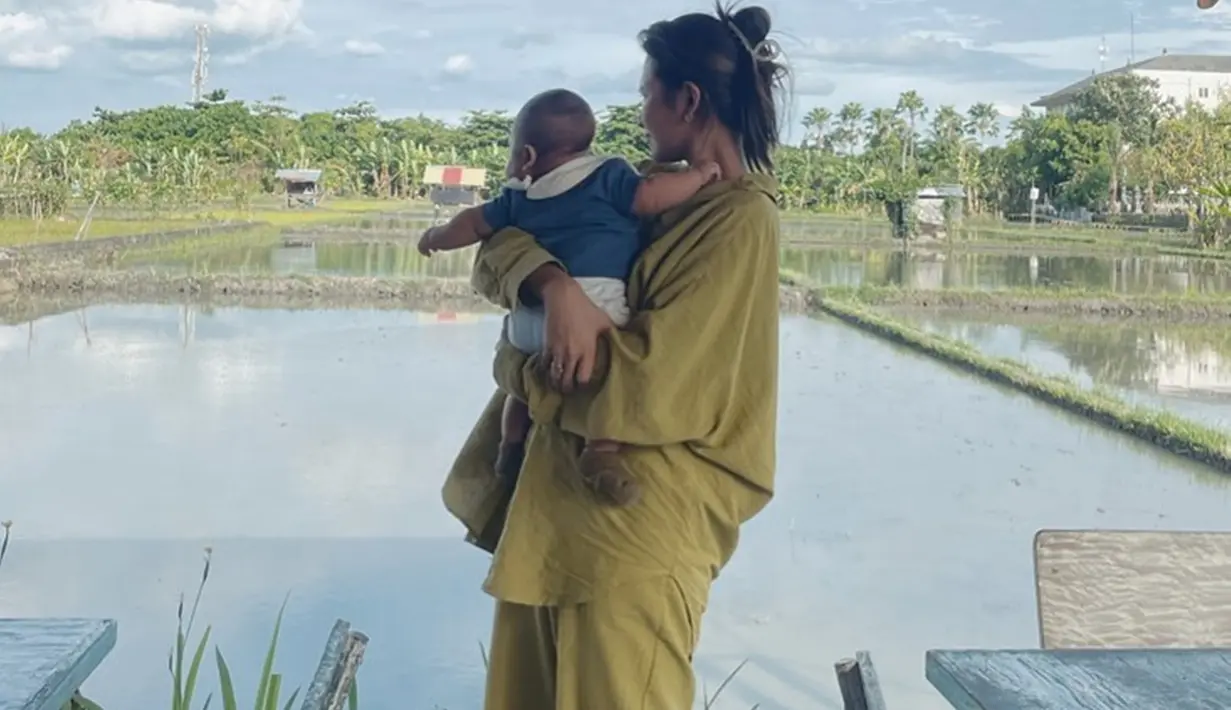 Perempuan berusia 25 tahun ini memang masih merahasiakan wajah sang anak. Dalam beberapa pose, Indah Permatasari memilih tak menampilkan bagian wajah sang anak. Meski begitu, Indah tetap sering bagikan momen bersama buah hati. (Liputan6.com/IG/indahpermatas)