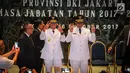 Gubernur dan Wagub DKI Jakarta, Anies Baswedan (kanan) dan Sandiaga Uno (kiri) berfoto bersama usai sertijab di Balai Kota, Jakarta, Senin (16/10). (Liputan6.com/Faizal Fanani)