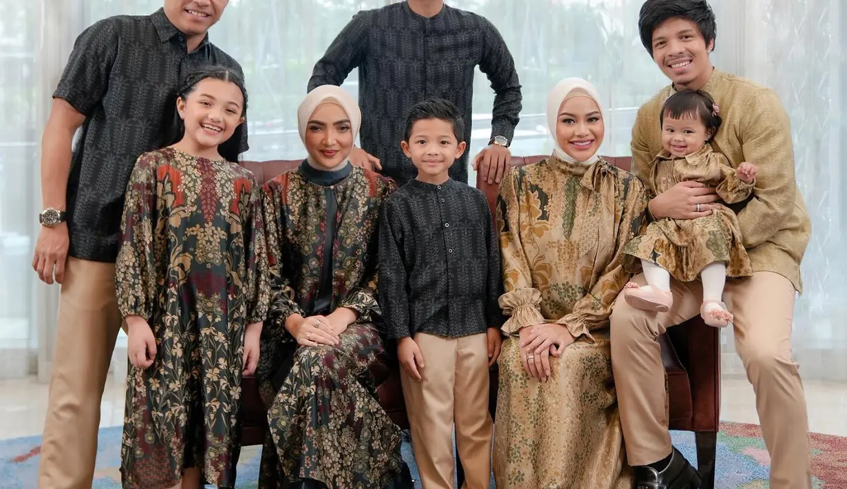 Keluarga Anang Hermansyah dan Ashanty juga tampil dalam kampanye koleksi Raya 2023 brand Geulis. Dalam warna emerald yang cantik dan elegan. [Foto: @geulis.id]