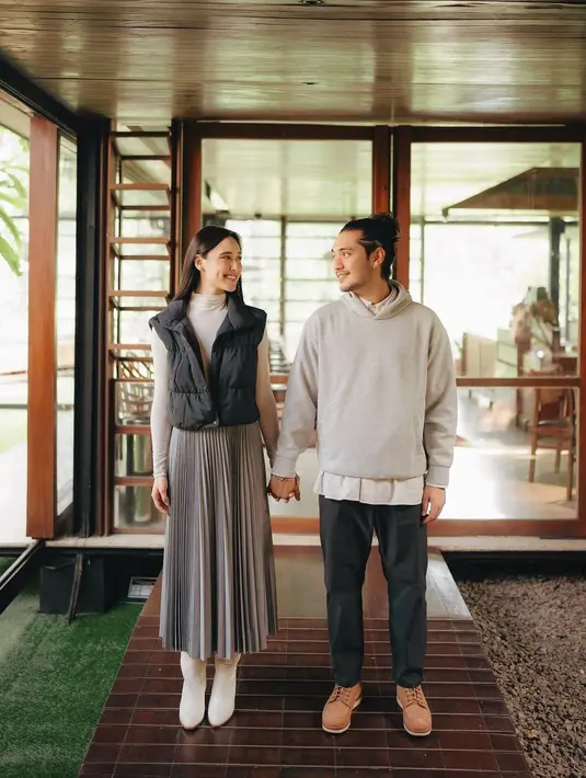 Terbaru, keduanya terlihat melakoni pemotretan bersama dengan couple outfit yang menarik perhatian.  [@yasminnapper].