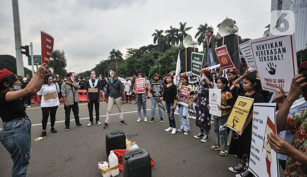 <p>Mahasiswi melakukan aksi teatrikal di Kawasan Patung Kuda, Jakarta Pusat, Kamis (21/4/2022). Memperingati hari Kartini, aksi bertujuan mendesak Presiden Joko Widodo mencopot sejumlah menteri yang terlibat kasus mafia minyak goreng. (merdeka.com/Iqbal S. Nugroho)</p>