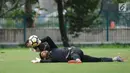 Kiper Persija, Andritany melakukan pemanasan saat latihan jelang laga Piala AFC 2018 di Lapangan A Senayan, Jakarta, Selasa (13/3). Persija akan menjamu Song Lam Nghe An di kualifikasi grup H Piala AFC 2018, Rabu (14/3). (Liputan6.com/Helmi Fithriansyah)