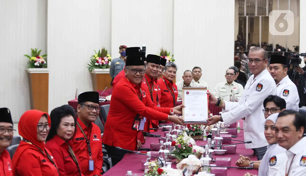 Sekjen Partai Demokrasi Indonesia Perjuangan (PDIP), Hasto Kristiyanto menyerahkan dokumen daftar bakal calon legislatif (bacaleg) kepada Ketua Komisi Pemilihan Umum (KPU) Hasyim Asy'ari di Gedung KPU, Jakarta, Kamis (11/5/2023). (Liputan6.com/Herman Zakharia)