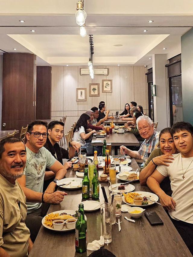 6 Potret Ari Wibowo Rayakan Imlek dengan Keluarga Inge Anugrah, Jaga Komunikasi