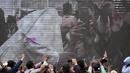 Paus Fransiskus tampak terlihat di layar besar saat tiba di Universitas Katolik, Quito,Ekuador,(7/ 7/2015). Tampak ribuan warga memadati lokasi lawatan Paus Fransiskus ke Ekuador . (REUTERS/Alessandro Bianchi)