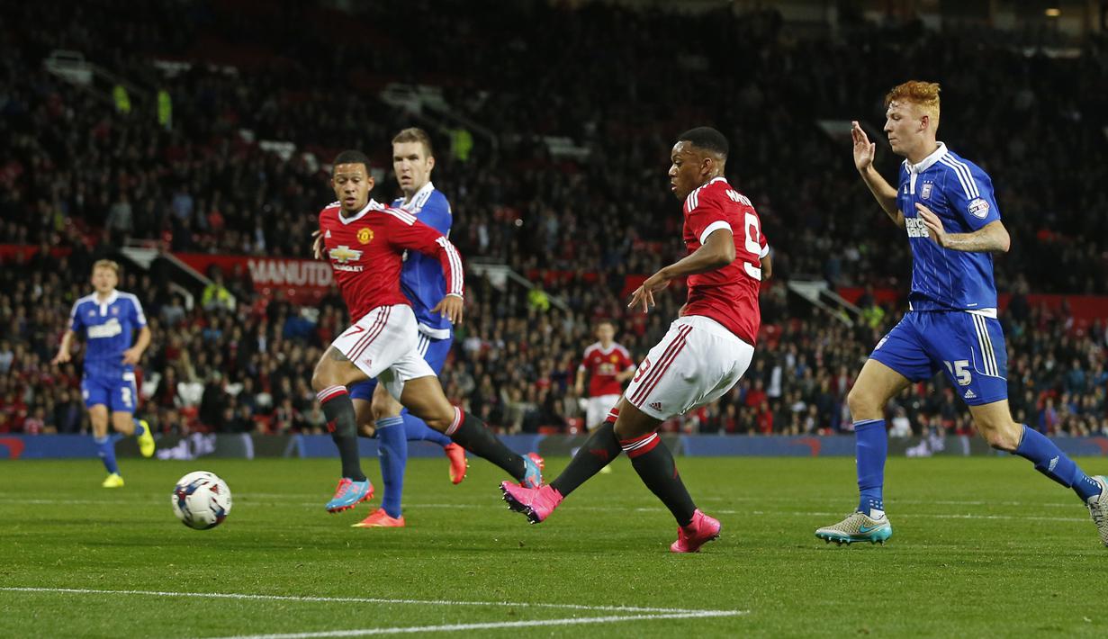 Pemain Manchester United, Anthony Martial, mencetak gol ketiga ke gawang Ipswich Town dalam laga putaran ketiga Piala Liga Inggris di Stadion Old Trafford, Manchester, Inggris, Kamis (24/9/2015) dini hari WIB. (Reuters/Andrew Yates)