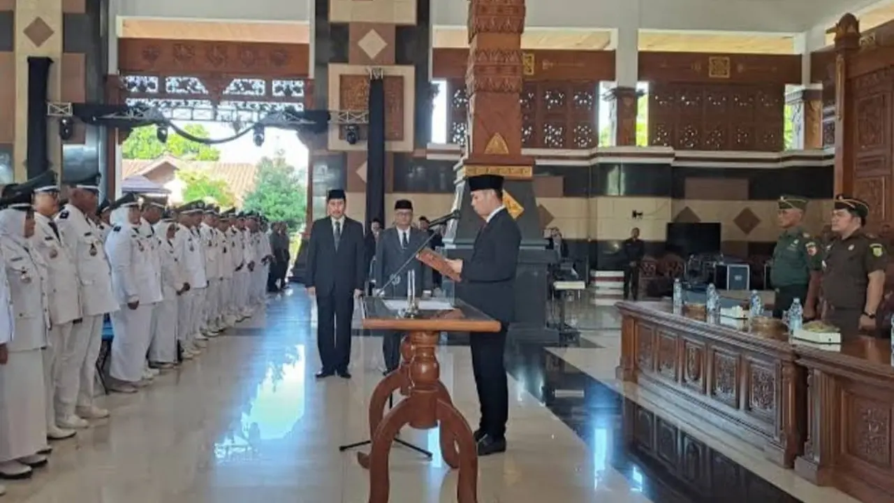Pelantikan pejabat Kades di Tuban. (Liputan6.com/Ahmad Adirin)