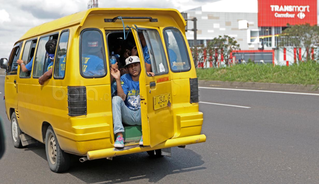 Bobotoh menggunakan angkot menuju stadion di Bandung, Minggu (7/5/2017).  Bobotoh dengan berbagai jenis kendaraan menuju Stadion GBLA untuk mendukung Persib Bandung melawan Persipura. (Bola.com/Nicklas Hanoatubun)