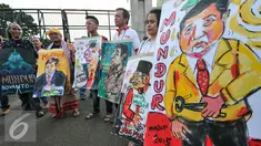 Forum Seniman Jakarta (Formaja) gelar aksi di depan pintu gerbang gedung MPR/DPR RI menuntut agar Ketua DPR, Setya Novanto untuk mundur, Jakarta, Senin (7/12/2015). (Liputan6.com/Yoppy Renato)