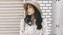 Meski simpel dan sederhana, Maudy Ayunda mampu menyuguhkan padu padan busana yang kekinian. Salah satu aksesoris yang sering ia pakai adalah topi. (Liputan6.com/IG/@maudyayunda)