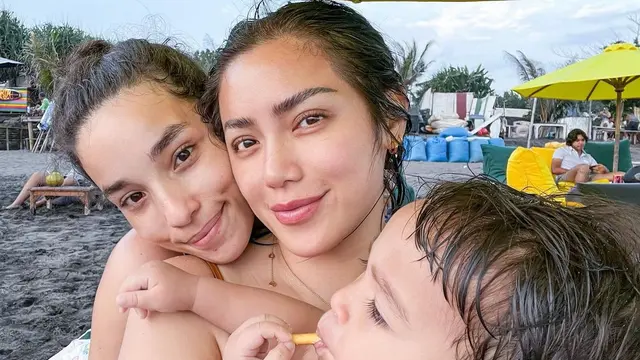 Jessica Iskandar di pantai (Instagram/inijedar)