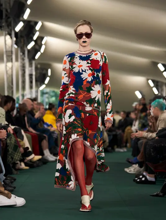 Hal ini terlihat melalui palet warna cerah dan motif yang bervariasi. Mulai dari rantai, bunga, stroberi, dan ceri. [Dok/Burberry]