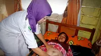Petugas Kesehatan memeriksa ibu hamil. Foto: jhpiego.org