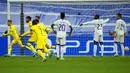 Pemain Chelsea Antonio Rudiger (kedua kiri) merayakan dengan rekan satu timnya usai mencetak gol ke gawang Real Madrid pada pertandingan leg kedua perempat final Liga Champions di Stadion Santiago Bernabeu, Madrid, Spanyol, 12 April 2022. Real Madrid kalah 2-3. (AP Photo/Manu Fernandez)