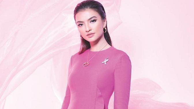  Kata  Raline Shah saat foto  bareng  pemeran James Bond 