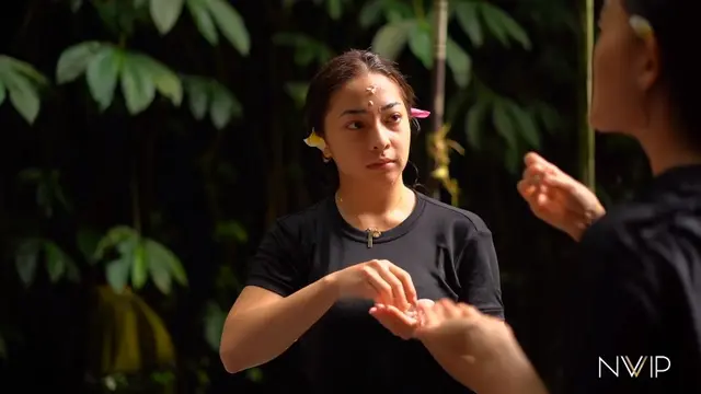 7 Potret Nikita Willy Saat Jalani Ritual Melukat di Air Terjun Sebatu