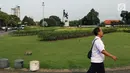 Warga melintasi di kawasan Taman Tugu Tani, Jakarta, Rabu (9/1). Taman Tugu Tani masuk dalam rencana revitalisasi lima taman yang ada di Jakarta pada tahun ini. (Liputan6.com/Helmi Fithriansyah)