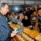 Presiden Jokowi mengisi waktu malam tahun baru 2024 dengan menelusuri jalan sekitar Pasar Pon, Solo, Jawa Tengah, Minggu (31/12/2023). Selain menyapa warga, Jokowi juga menyempatkan jajan corndog hingga temulawak. (Foto: Rusman - Biro Pers Sekretariat Presiden)