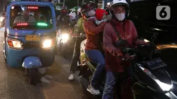 Terlihat, banyak kendaraan sepeda motor yang membawa barang-barang bawaannya yang diikat di belakang sepeda motor, maupun tas-tas yang digendong. (Liputan6.com/Herman Zakharia)